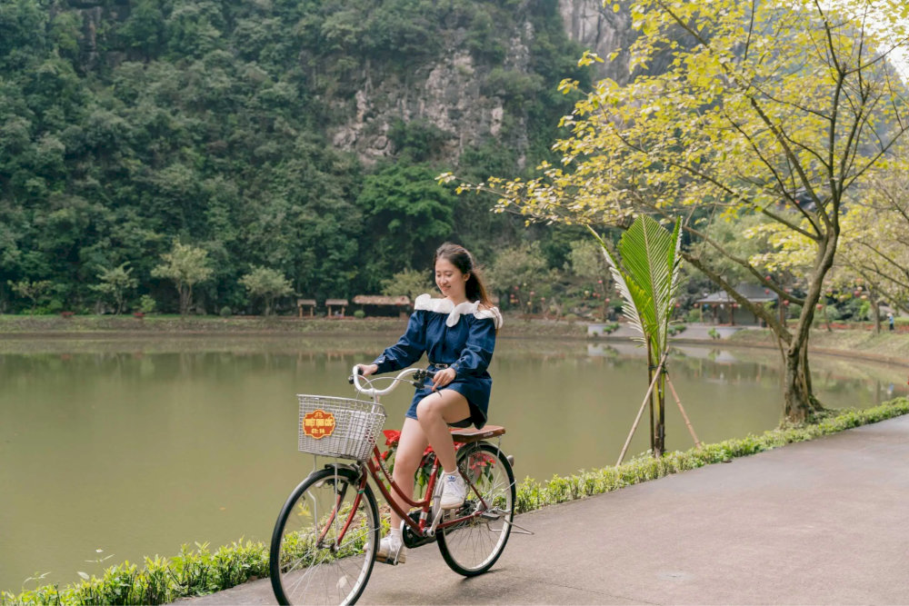 It’s best to cycle around Trang An in the early morning or late afternoon to enjoy the cooler, more pleasant atmosphere